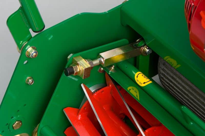 Dennis G860 - 8 Bladed Cylinder Mower c/w Grass Box - Image 4